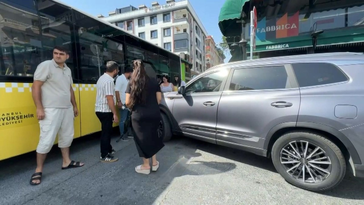 İstanbul'da halk otobüsü kazası: Bir çocuk yaralandı