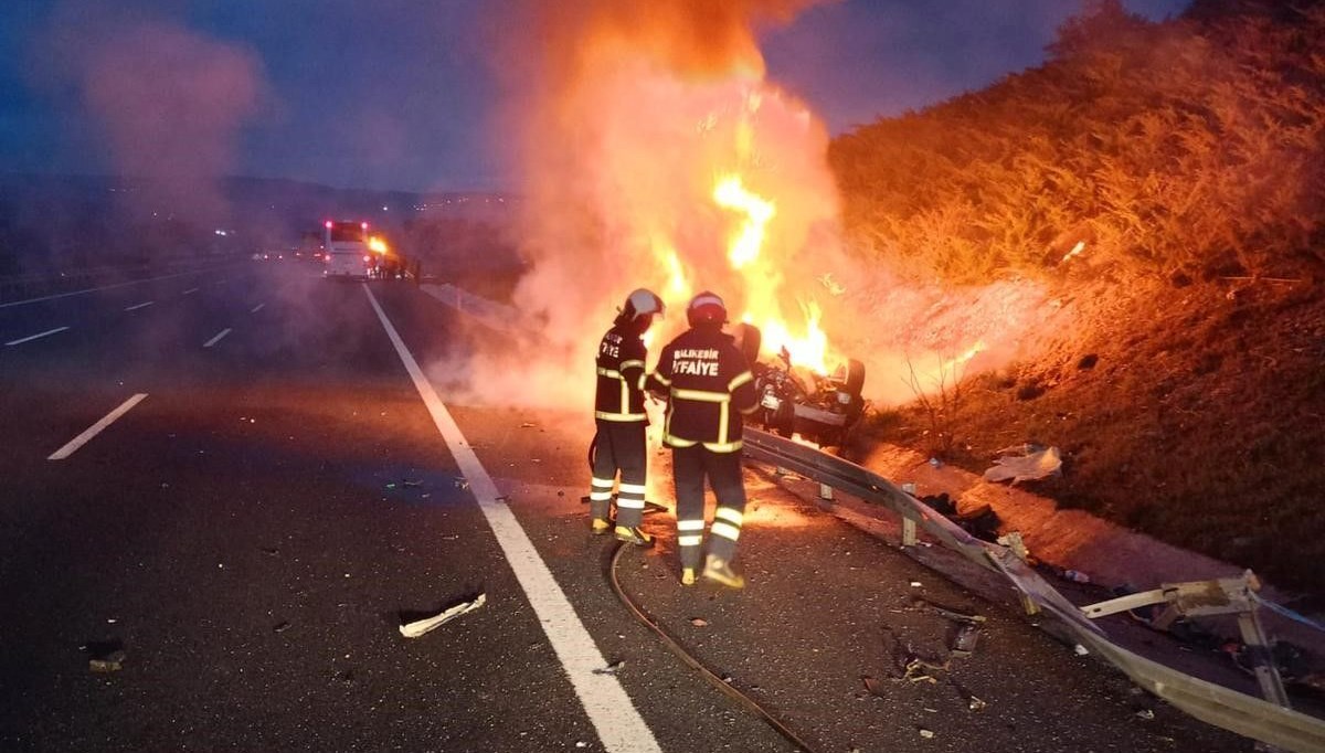 Savaştepe'de otobanda bariyerler çarpan araç yandı: 2 yaralı