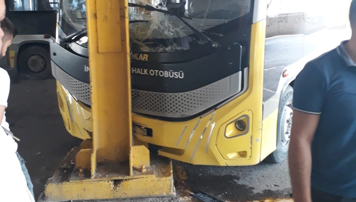 Park halindeyken hareket eden halk otobüsünün çarptığı 2 şoför yaralandı Park halindeyken hareket eden halk otobüsünün çarptığı 2 şoför yaralandı