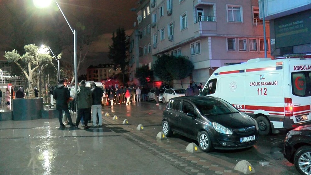 Zeytinburnu'nda doğalgaz borusu patladı: Yol çöktü, 4 araç yandı - 10