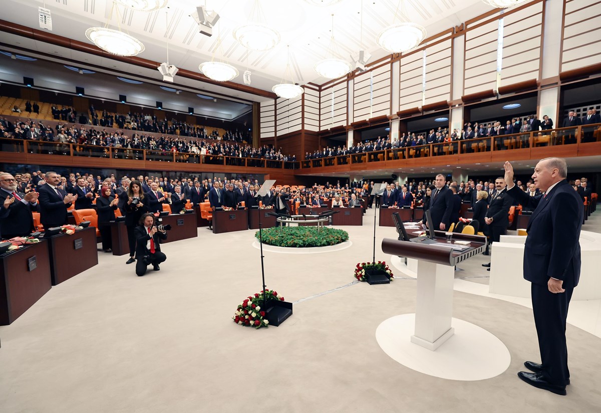 Cumhurbaşkanı Erdoğan, Genel Kurul salonuna geldiğinde DEM Partili milletvekilleri haricinde bütün vekiller ayağa kalktı. Ancak CHP ve İYİ Partili milletvekilleri ayağa kalkmalarına rağmen Erdoğan