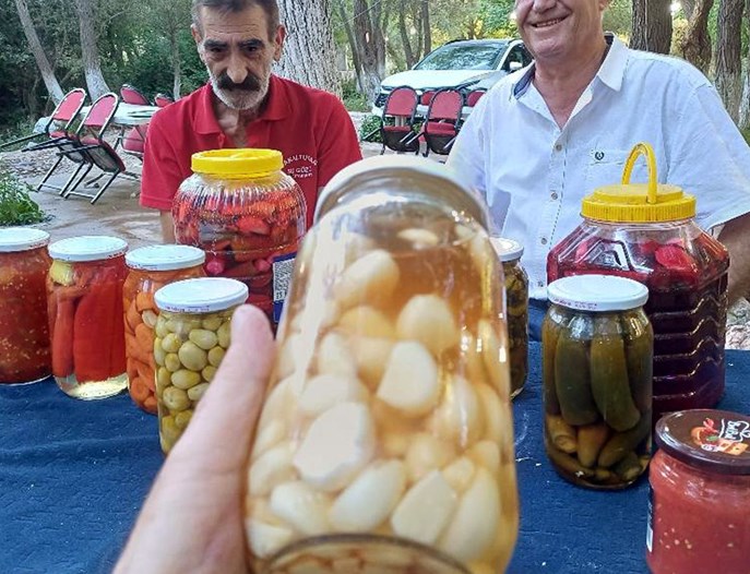 Araban Sarımsağı ile hazırladığı turşu ile şifa dağıtıyor