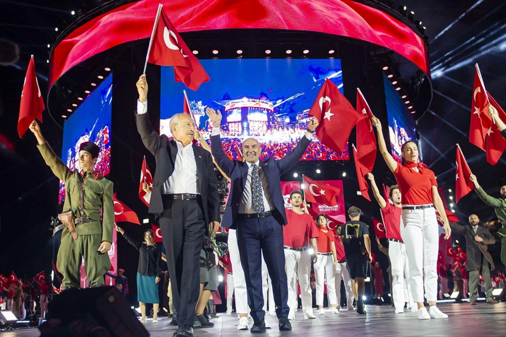 İzmir’de kurtuluş günü coşkusu: Tarkan konserine yüz binlerce kişi akın etti - 31