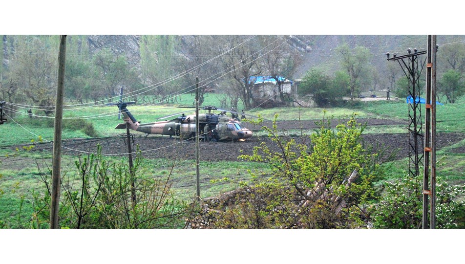 Askeri helikopter tarlaya zorunlu iniş yaptı