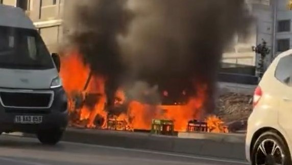 Seyyar kokoreç minibüsü küle döndü