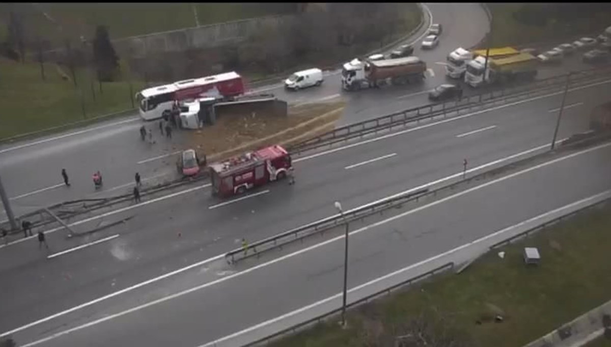 Basın Ekspres Yolu'nda iki kamyon devrildi