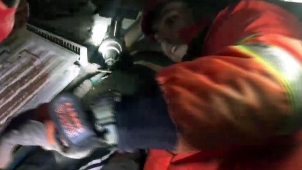 Enkaz altındakiler için zamana karşı yarış - 59