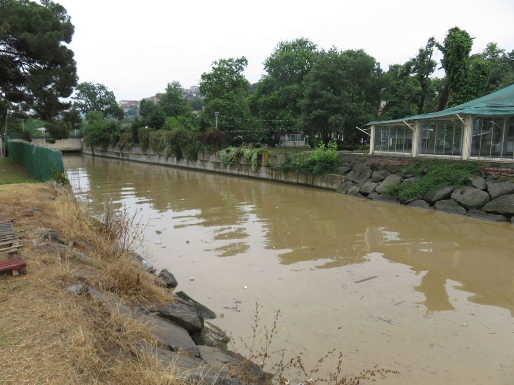 İstanbul'da şiddetli yağış: Yollar göle döndü, boğaza çamurlu su aktı - 34