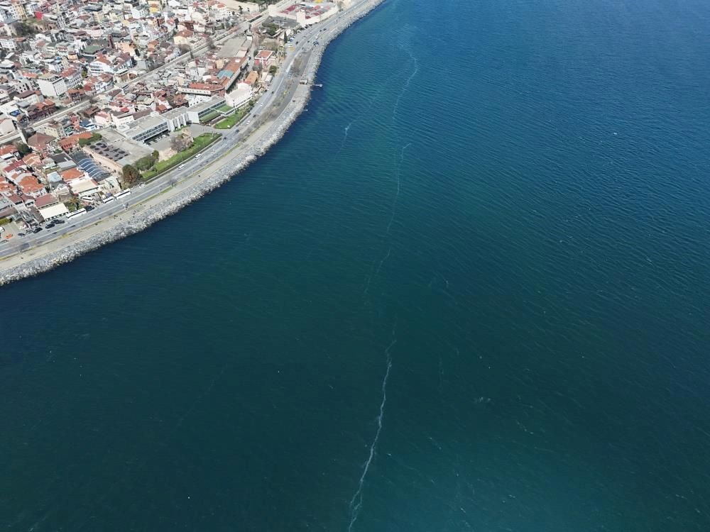 İstanbul açıklarında endişe yaratan görüntü: Sarayburnu’ndan
Bakırköy’e kadar uzanıyor - 1