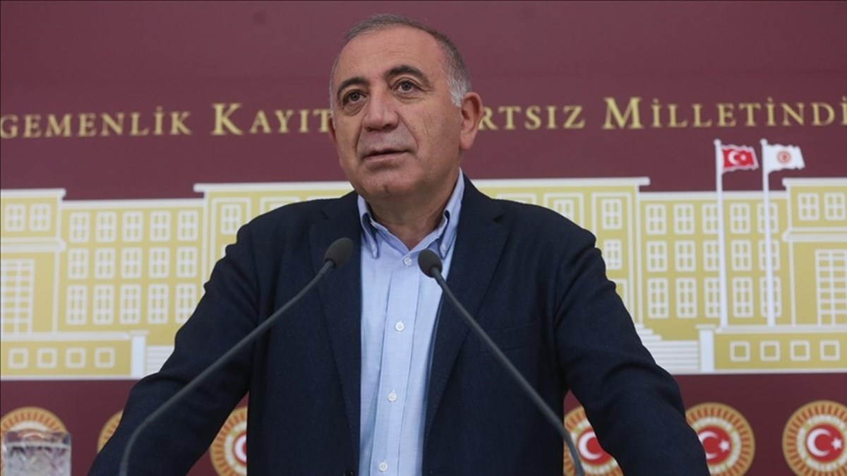 Mahkeme kararıyla CHP İl Başkanlığı görevine atanan Gürsel Tekin, binaya gitmeye kararlı olduğunu söyledi. Mahkeme kararıyla CHP İl Başkanlığı görevine atanan Gürsel Tekin, binaya gitmeye kararlı olduğunu söyledi.