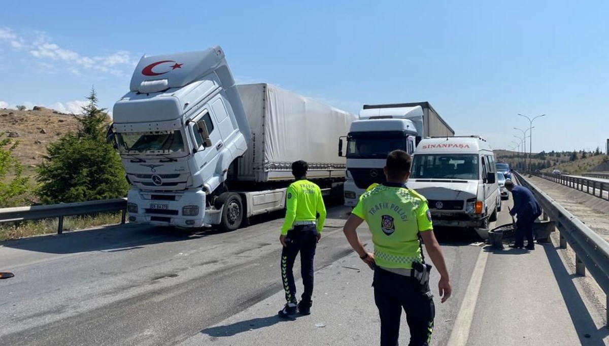 Afyonkarahisar'da zincirleme kaza: 6 yaralı