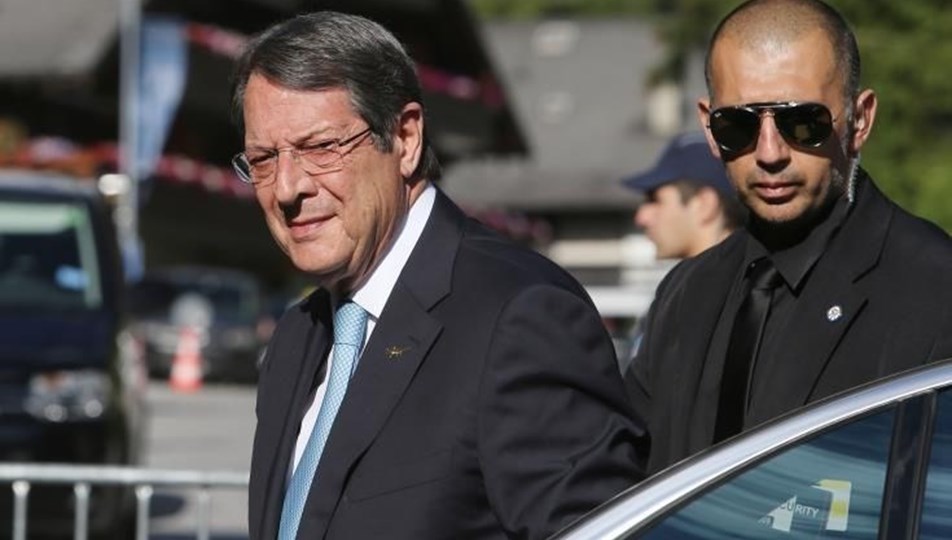 Rum lider Anastasiadis'in kalçası kırıldı