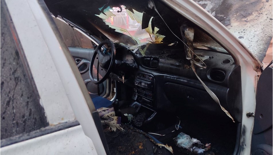 Muş'ta, park halindeki otomobilin motoru alev aldı! X3Y