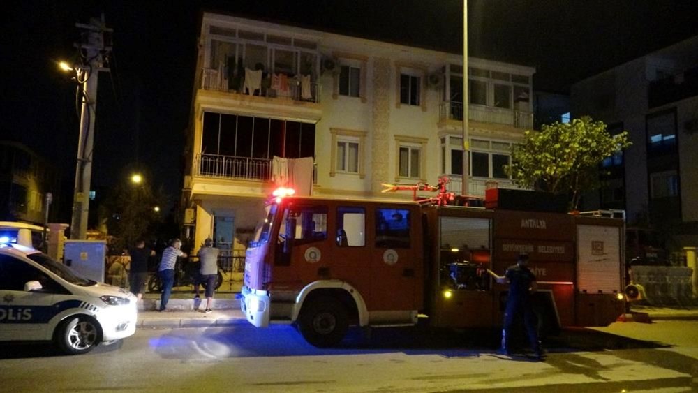 Antalya'da üç katlı binada yangın paniği - Son Dakika Türkiye Haberleri | NTV Haber