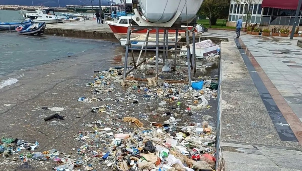 Bandırma sahili çöplüğe döndü Bandırma sahili çöplüğe döndü