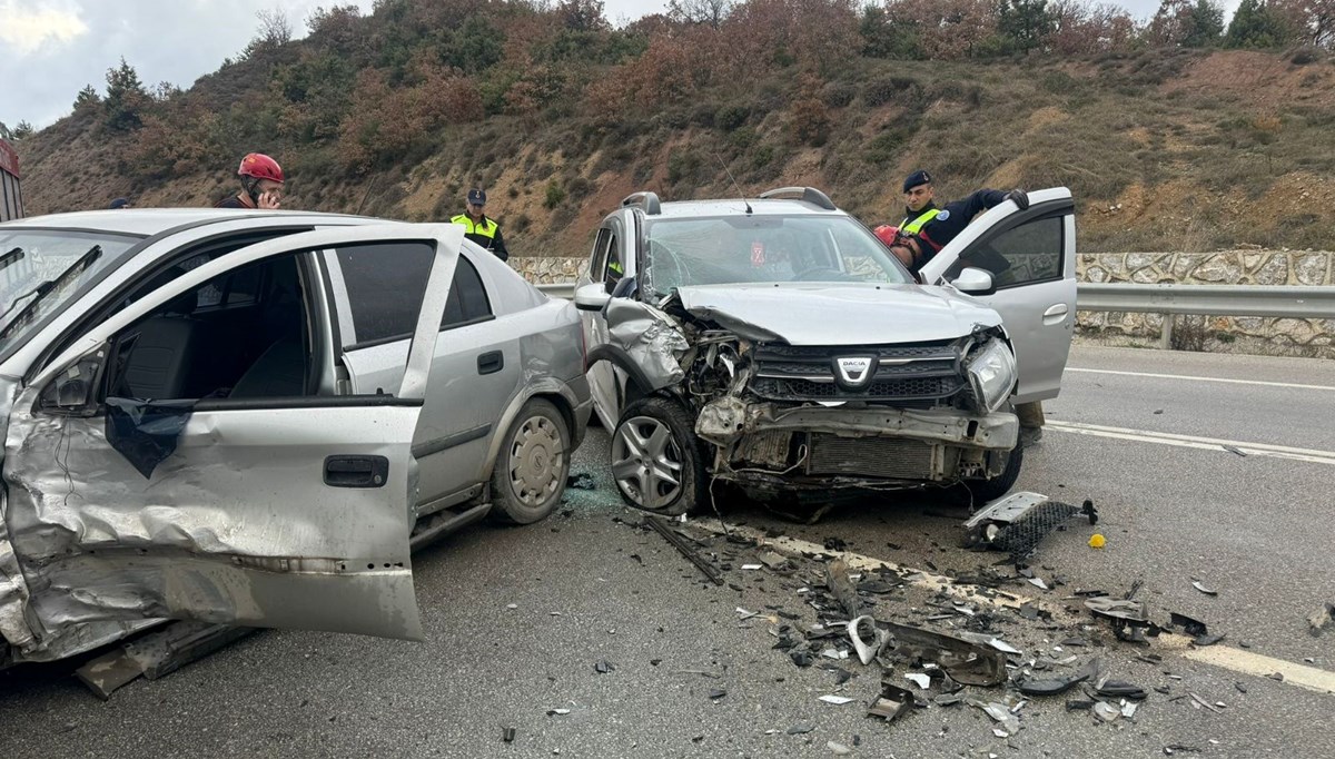İki otomobil kafa kafaya çarpıştı : 2 yaralı İki otomobil kafa kafaya çarpıştı : 2 yaralı