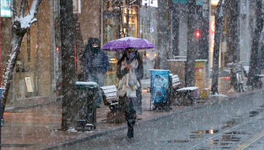 Kar İstanbul’un kapısında! Yalancı bahar bitiyor, pazar günü sıcaklık aniden düşecek