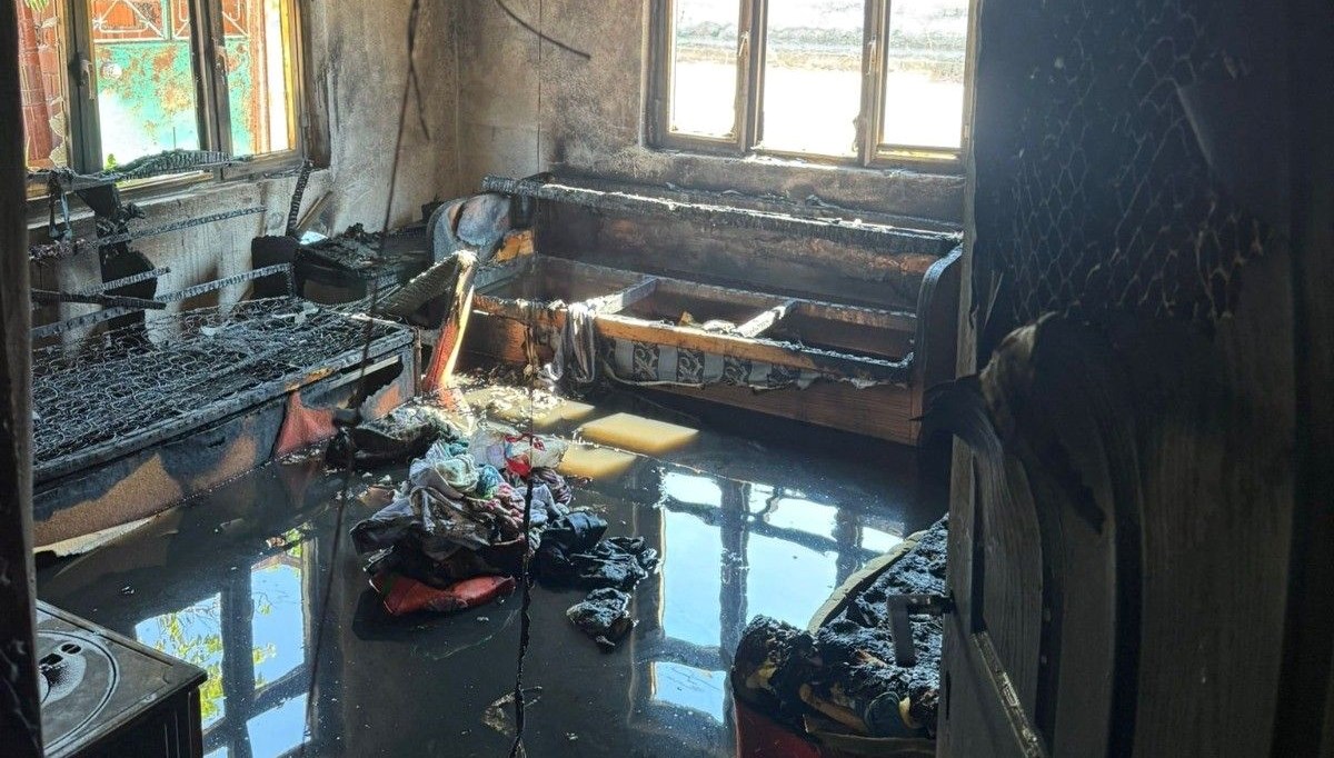 Elektrik kontağı yangını evi kül etti