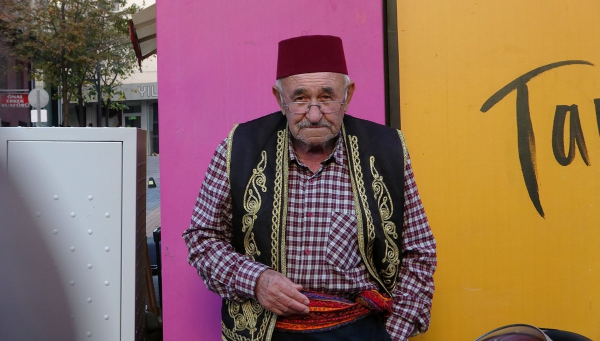 11 yaşından bu yana sokaklarda ekmeğini kazanıyor