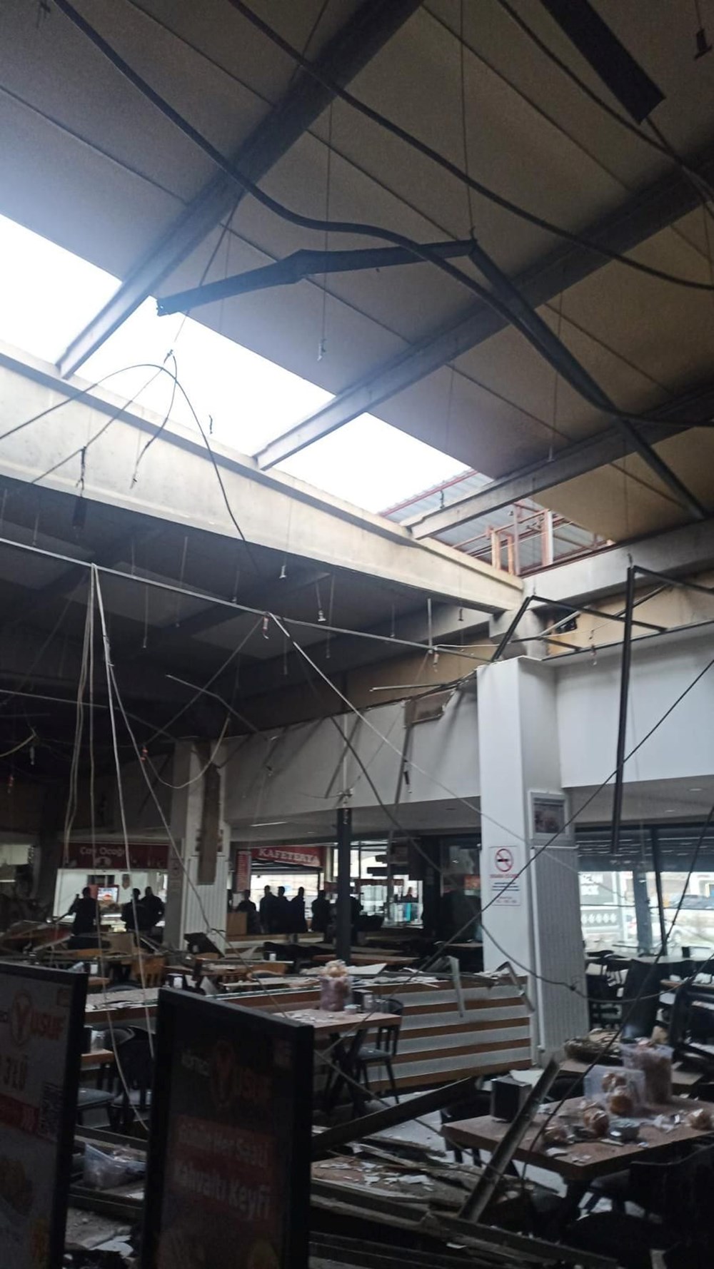 Afyonkarahisar'da bir tesisin asma tavanı çöktü: 11 yaralı - 4