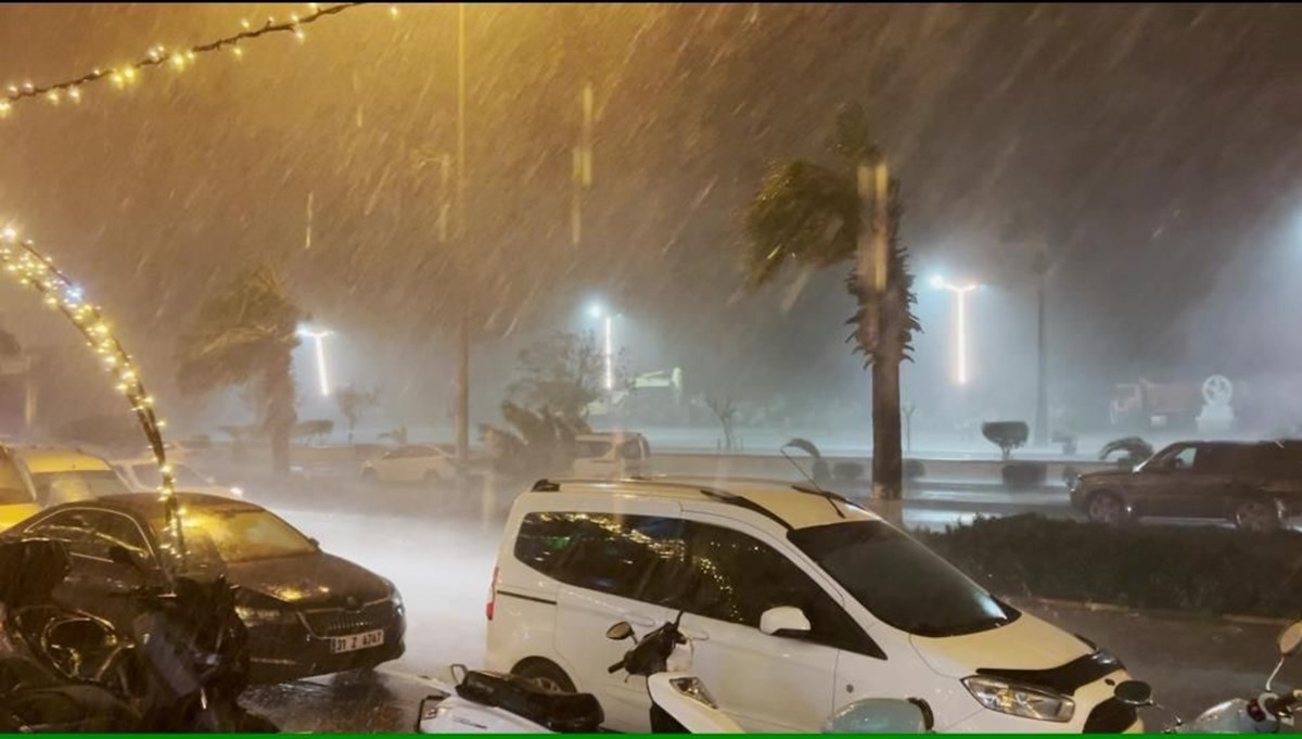 Hatay'da kuvvetli yağış etkili oldu Hatay'da kuvvetli yağış etkili oldu