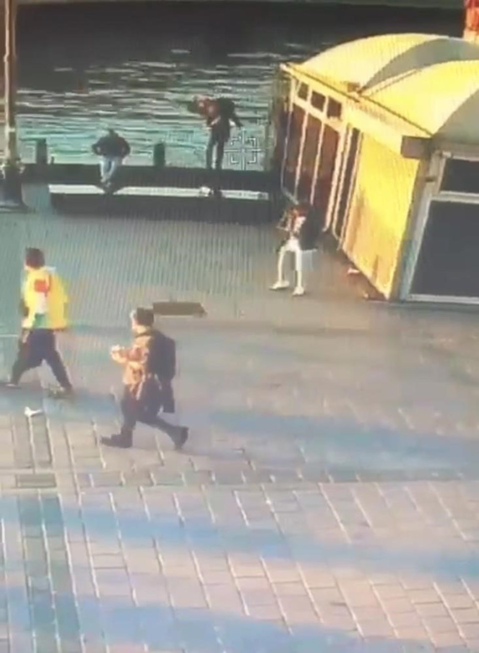 İstanbul'da korkunç cinayet: Sahilde oturan adamı 'Yan baktın' diyerek denize attı - 4
