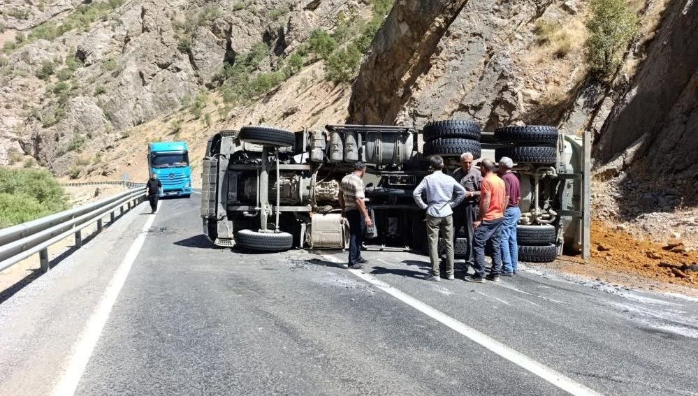 Hakkari'de maden yüklü kamyon devrildi: 1 yaralı