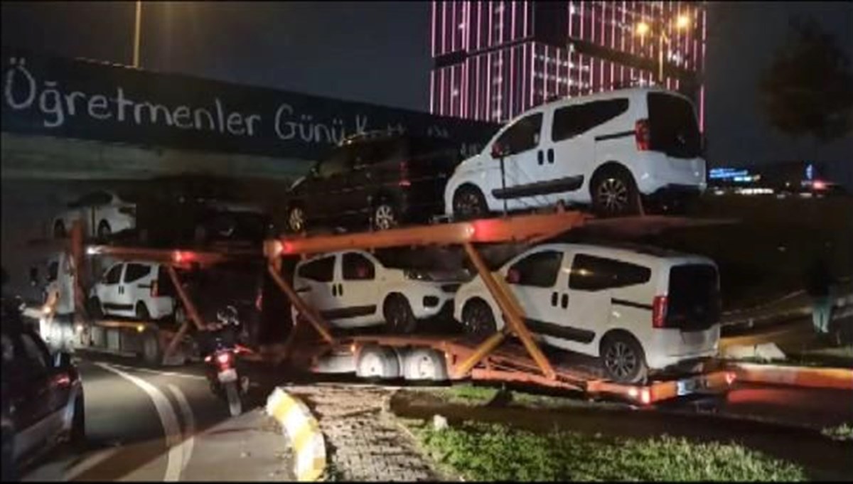 Bağcılar'da otomobil taşıyan TIR alt geçide sıkıştı Bağcılar'da otomobil taşıyan TIR alt geçide sıkıştı