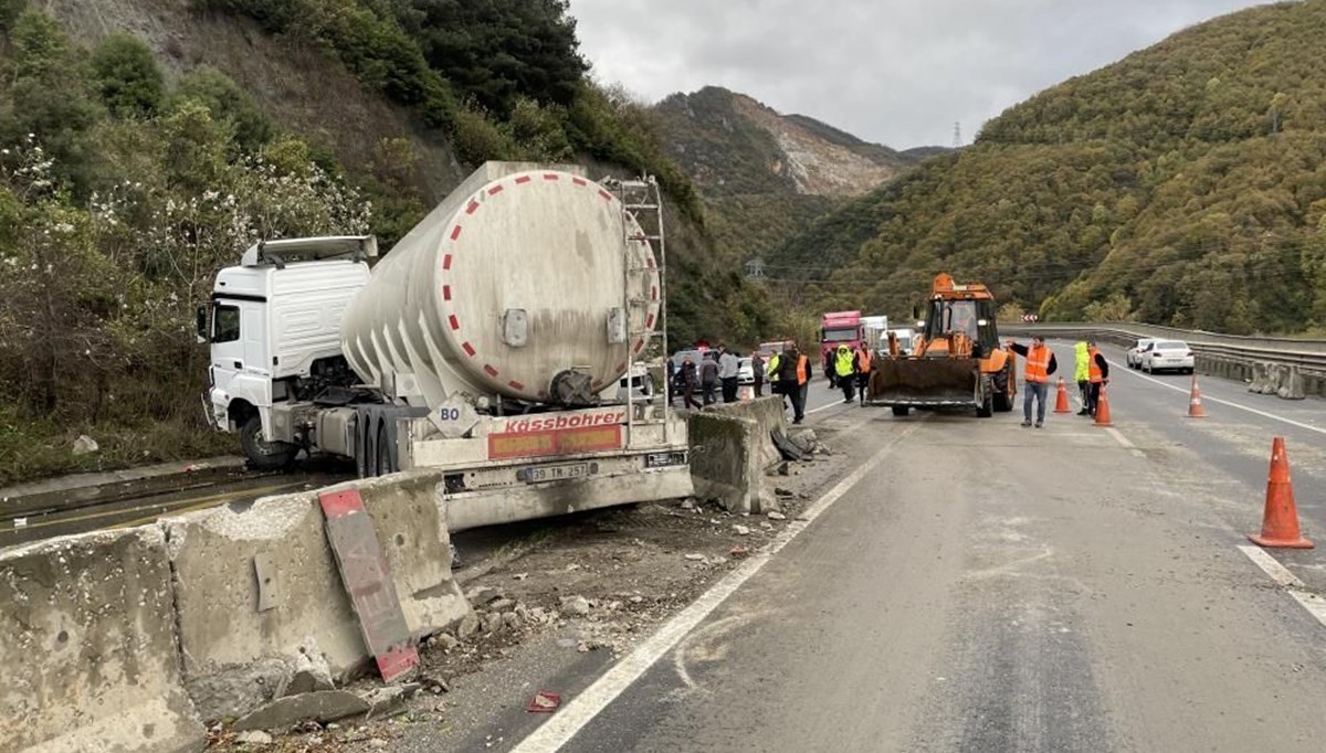 Sakarya’da kaza yapan tanker yolu trafiğe kapattı (Uzun araç kuyrukları oluştu)