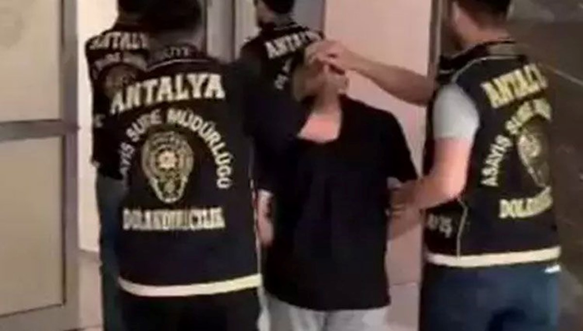 Kendilerini üst düzey emniyet yetkilisi olarak tanıtıp dolandırdılar Kendilerini üst düzey emniyet yetkilisi olarak tanıtıp dolandırdılar