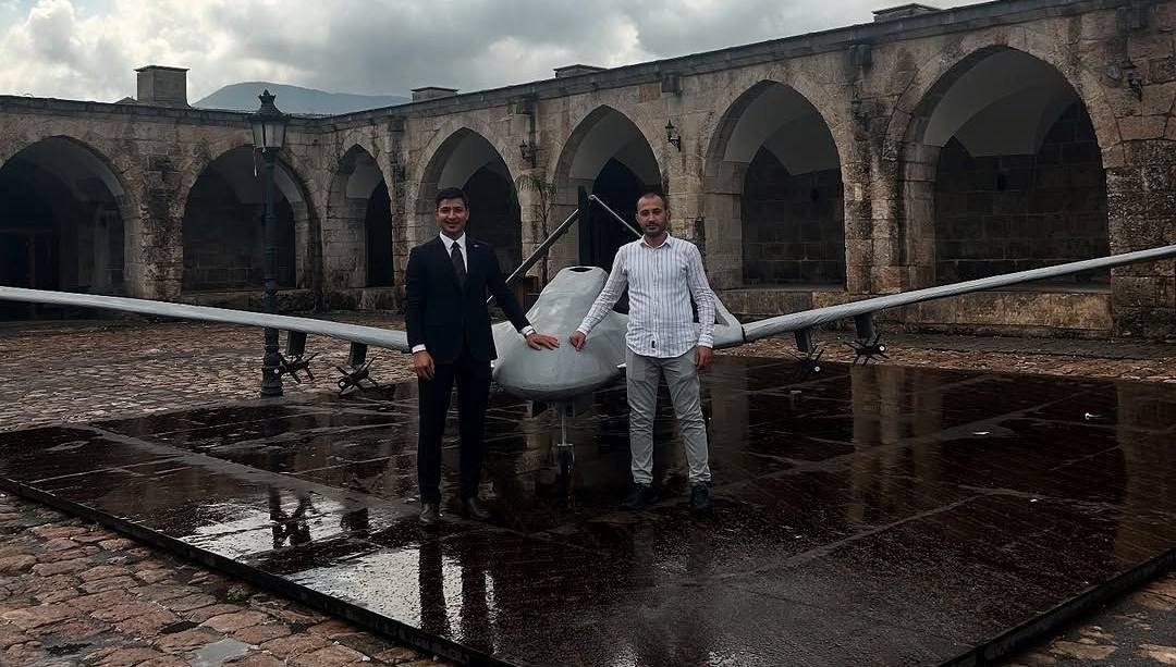 Hatay'da Bayraktar TB2'nin ahşap maketini yaptılar