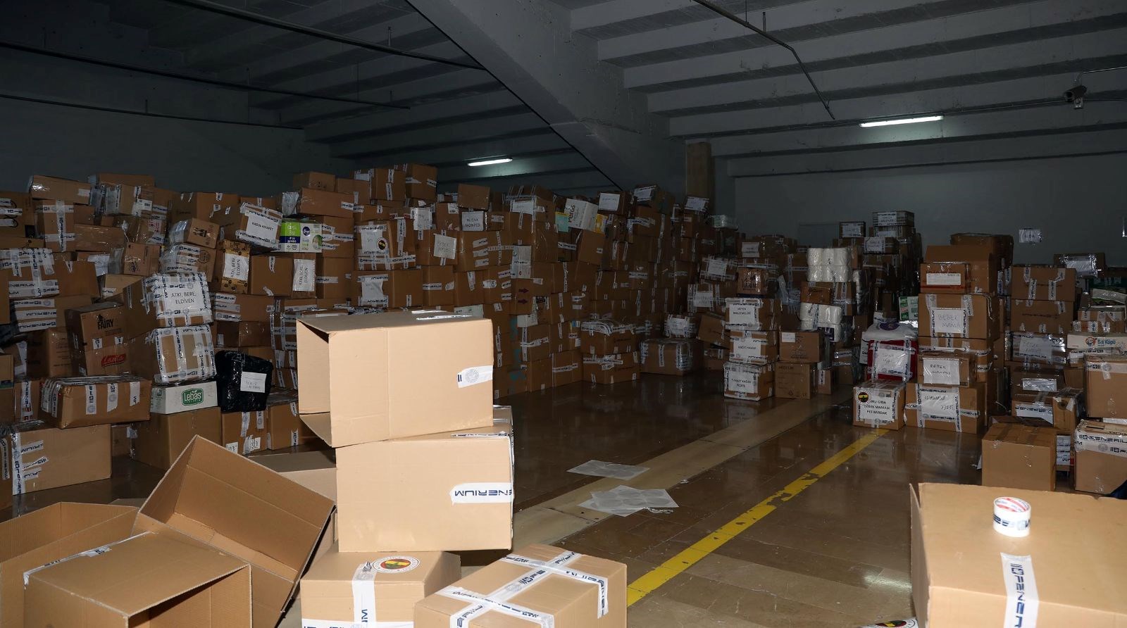 Spor Toto 1'inci Lig temsilcisi Altay'ın taraftarları da deprem bölgesinde yaşayan vatandaşları unutmadı. 1914 Altay Taraftarlar Derneği'nde toplanan siyah-beyazlılar Alsancak'taki binayı yardım noktasına dönüştürdü. Yüzlerce malzemeyi derneğe getiren Altaylılar, sosyal medya hesaplarından destek çağrısında bulundu. Altınordu Kulübü de bir açıklama yayınlayarak depremzedelere iletilmek üzere Sait Altınordu Tesisleri'nde yardım toplama merkezi kurulduğunu duyurdu. Altınordulu yetkililer eldiven, bere, mont, çorap, ayakkabı, polar, battaniye, uyku tulumu, bebek maması, el feneri, kalem pil vb ürünlerin tesislere getirilmesi çağrısını yaptı. <br /><br /><br />