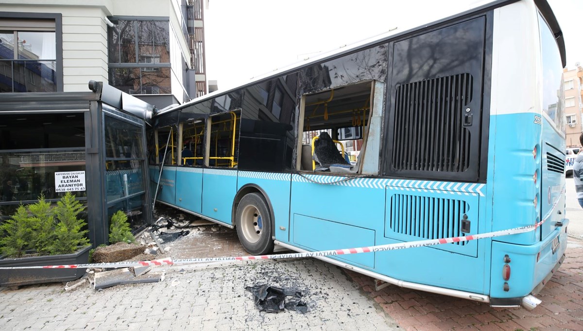 Halk otobüsü araçlara çarpıp kafeye girdi! 5 kişi yaralandı