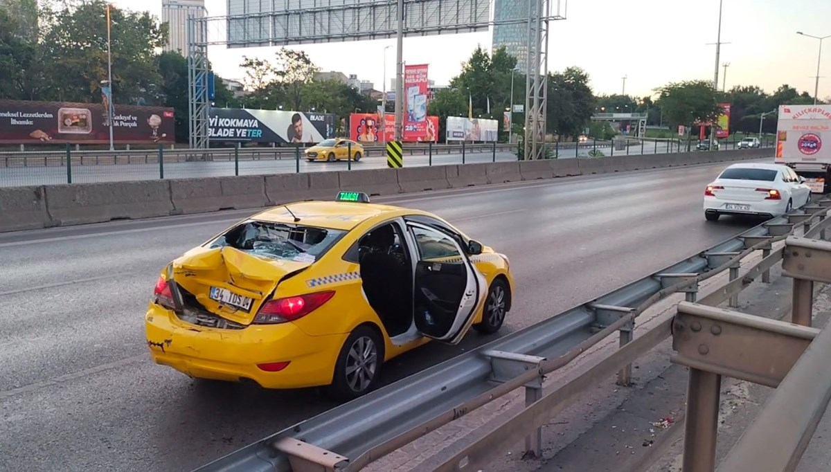 Hızını alamayan motosikletli taksiye arkadan çarptı: 2 kişi yaralandı