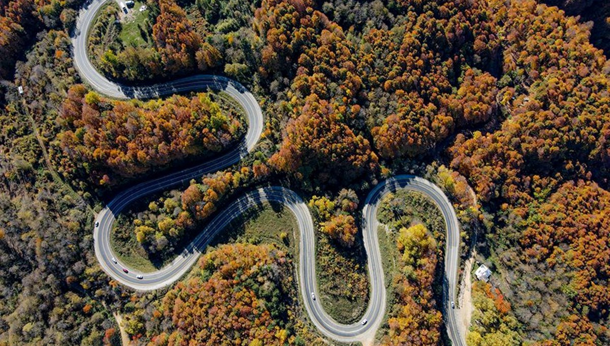 Domaniç Dağları'nda sonbahar virajlı ve eğimli yolların zorluğunu unutturuyor