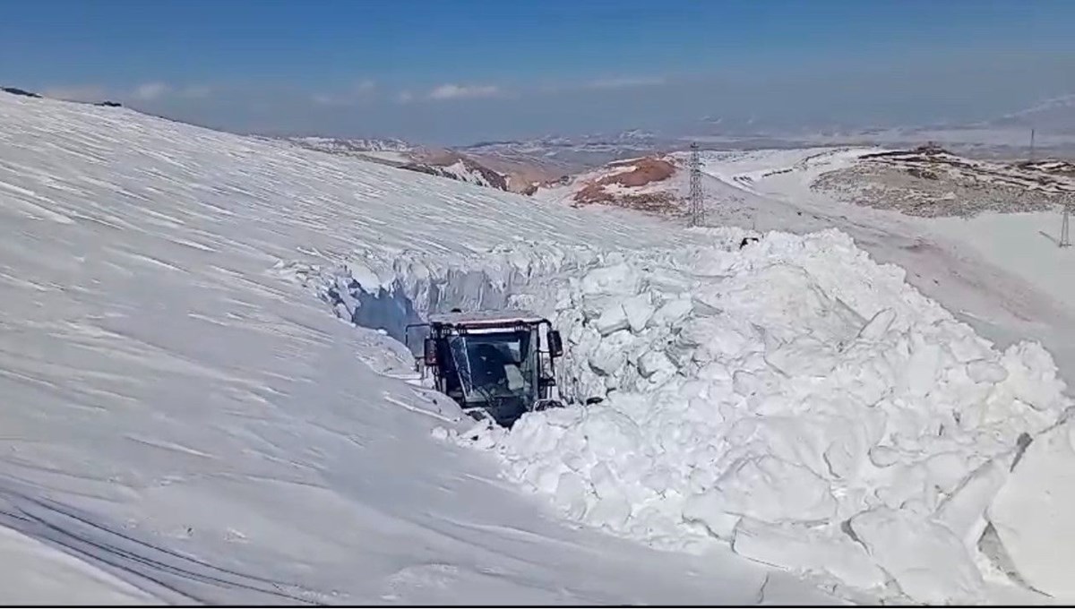 Yüksekova’da 5 metrelik kar tüneli oluştu