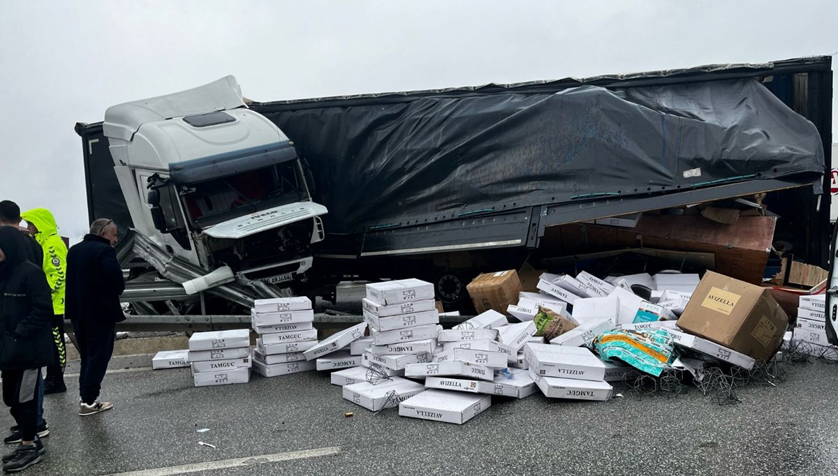 TIR bariyere çarptı: 1'i ağır 2 yaralı