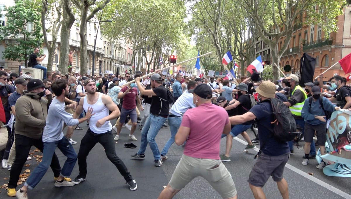 Fransa'da sağlık protestosunda kavga çıktı