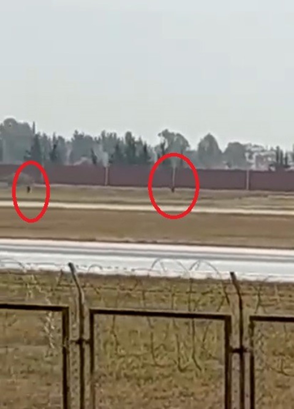 Adana Havalimanı'nda bir grup, piste inen uçağın önüne çıktı - 2