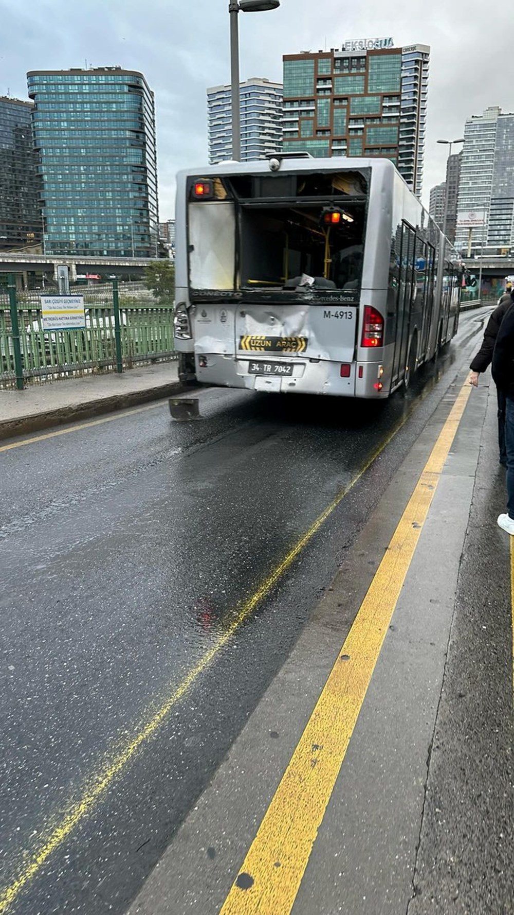 Uzunçayır’da metrobüs kaza yaptı - 2