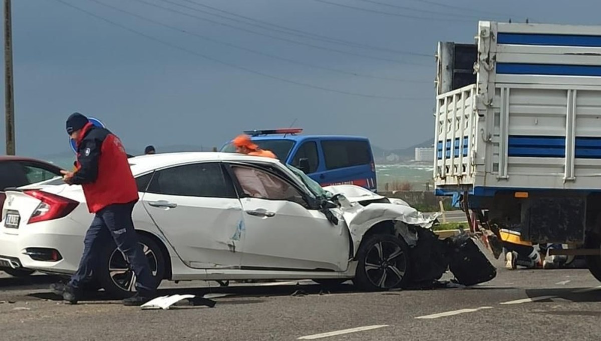 Ayvalık’ta hatalı “U” dönüşü kazası: 1’i ağır 3 yaralı