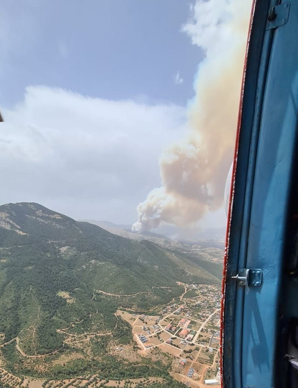 Muğla, Balıkesir ve Denizli'de 4 noktada orman yangını: Havadan ve
karadan müdahale sürüyor - 8