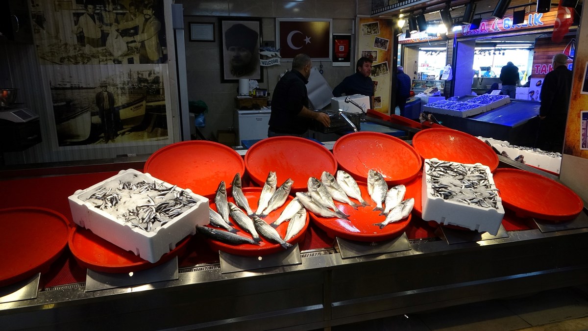 Balıkçı tezgahından bir görüntü