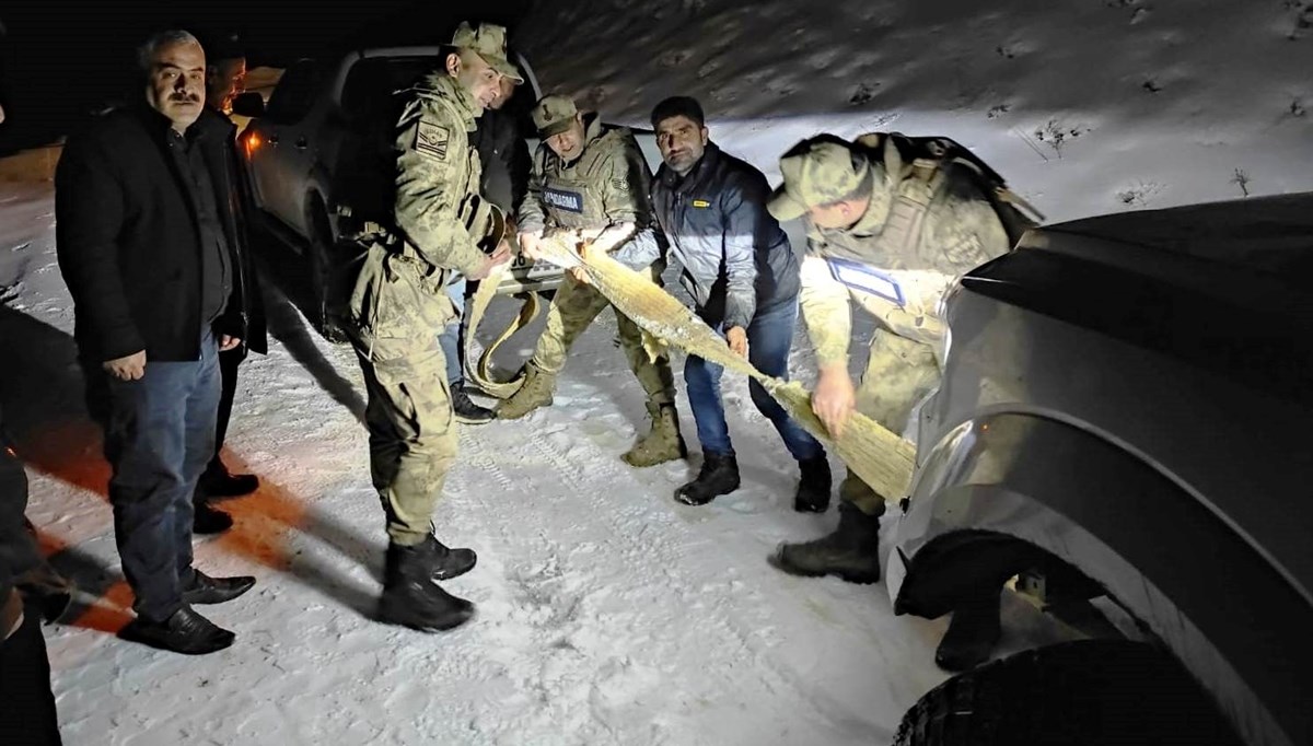 Batman’da araçları kara saplanan vatandaşları jandarma kurtardı