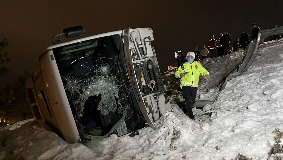Palandöken'de turistleri taşıyan midibüs devrildi, 25 kişi yaralandı