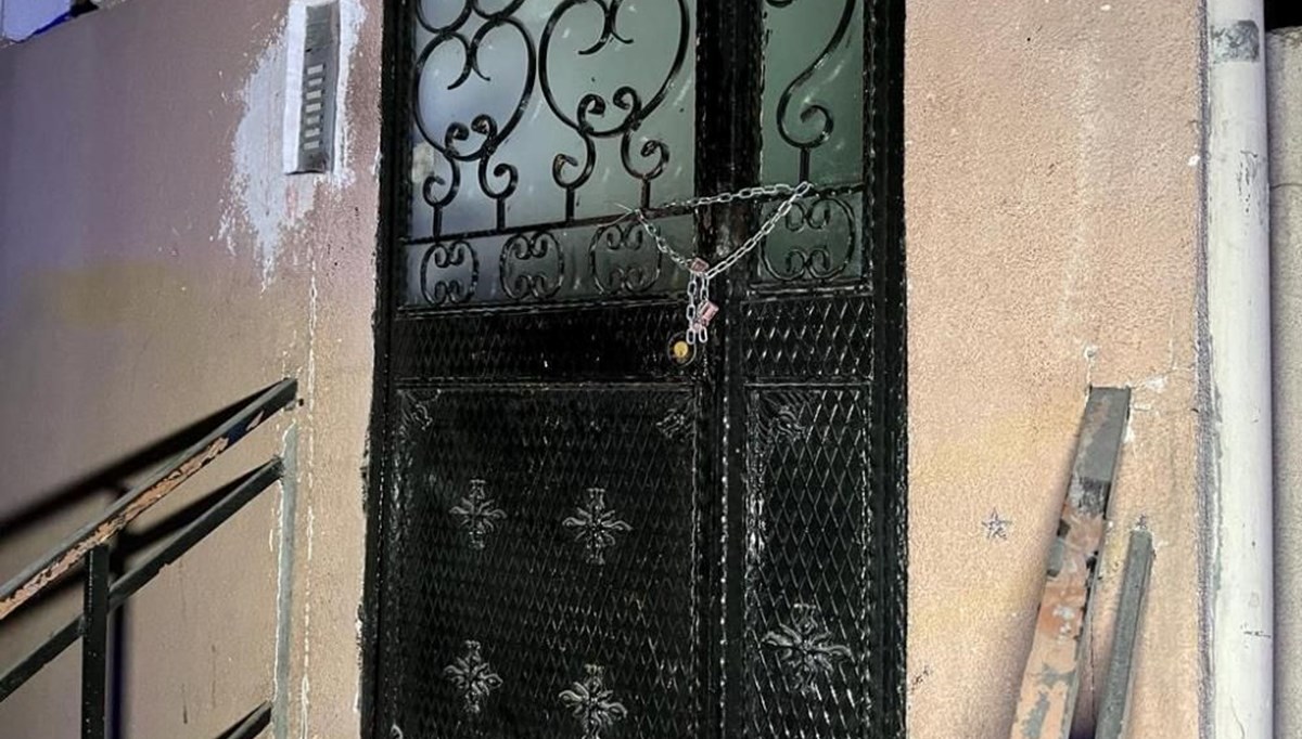 Güngören’de çöken binanın yanında zarar gören binalar mühürlendi Güngören’de çöken binanın yanında zarar gören binalar mühürlendi