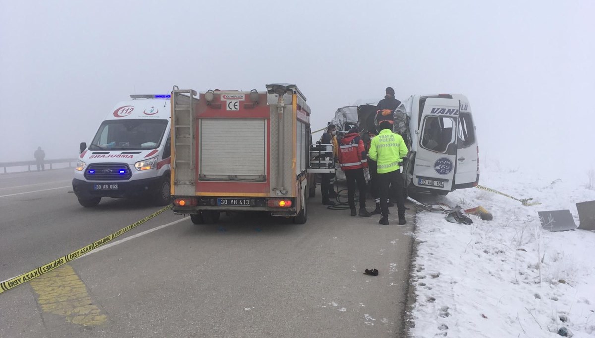 Hakkari'de yolcu minibüsü TIR'la çarpıştı: 4 ölü, 7 yaralı