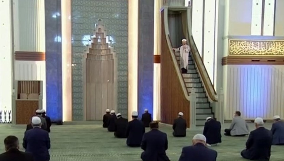 Diyanet'in kararına rağmen avluda namaz - 1