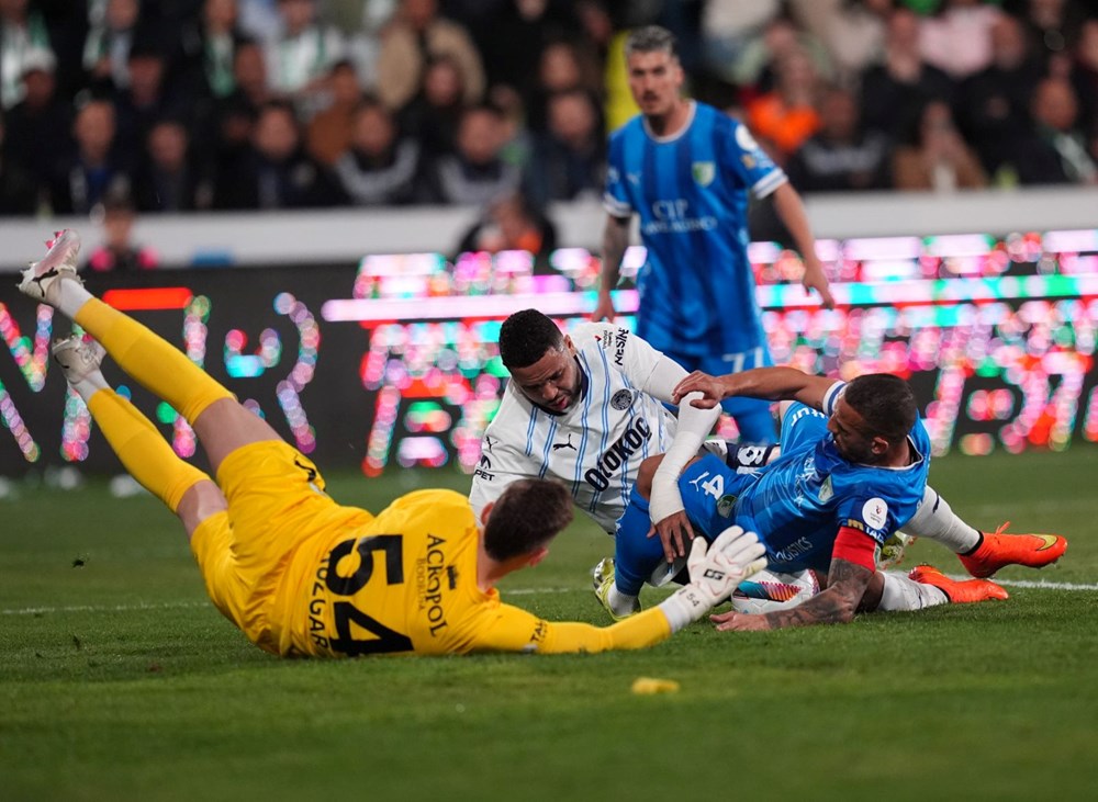 Fenerbahçe-Bodrum FK Maçında Şaşırtan An: Gol Sonrası Tüm Takım Kaleciye Yöneldi! 75 XB1CCZYVjUiytIUqIn qvw