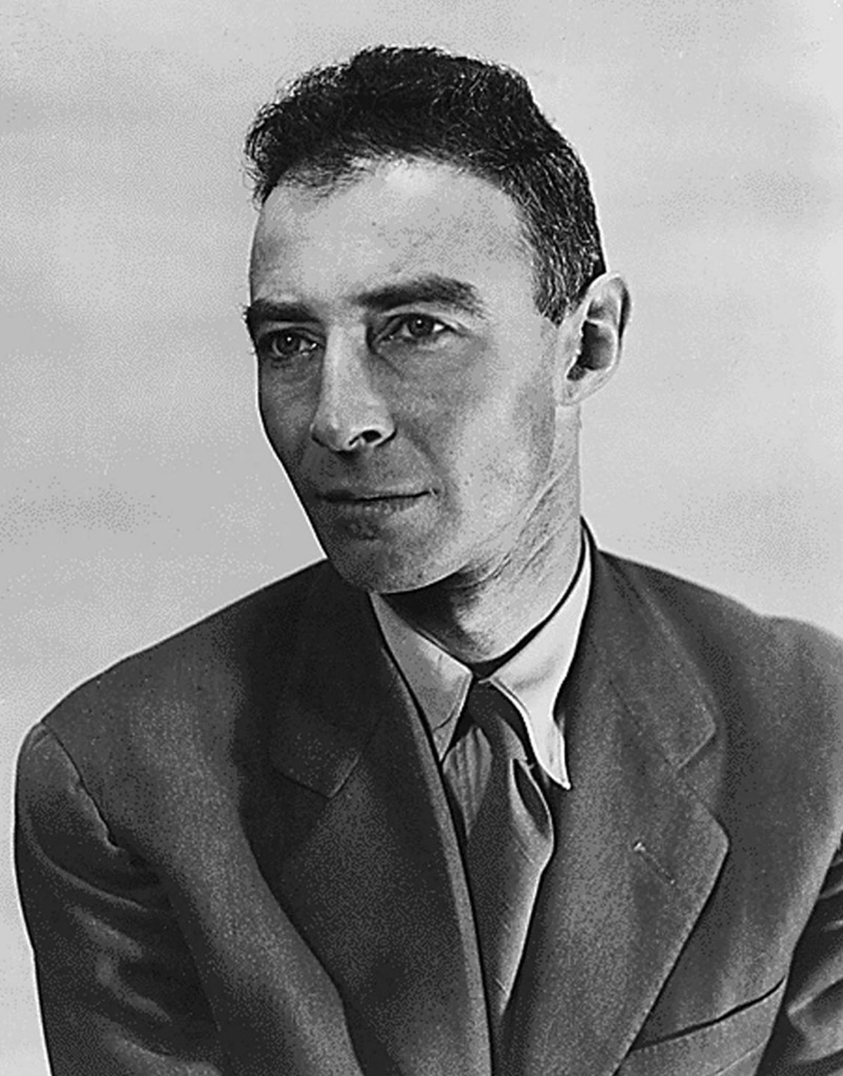 Fizikçi Robert Oppenheimer nükleer bombanın babası olarak tanınıyordu